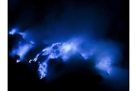 Was aussieht wie flüssige Lava ist das blaue Feuer des Mount Ijen auf Java. Hier tritt über 500 Grad heißes Schwefelgas aus,...