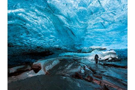 Weder flüssig noch gasförmig geht es in der Eishöhle von Vatnajökull auf Island zu. Die Welt scheint hier buchstäblich Kopf ...