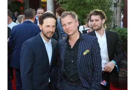 Robert Stadlober (2. v.r.) spielt in der Serie den Schiffskoch. Franz Dinda (l.) ist ebenfalls im Cast.