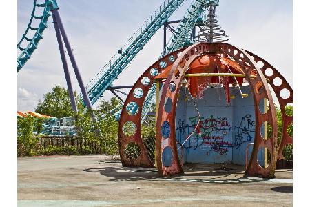 Im Jahr 2000 wurde der Freizeitpark Six Flags in New Orleans eröffnet. Fünf Jahre lang sollten seine Fahrgeschäfte Kinderher...