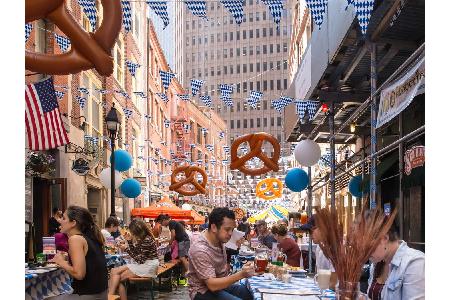 Fast drei Wochen lang fließt das deutsche Bier in Strömen durch New York. Während des alljährlichen Oktoberfests sind überal...