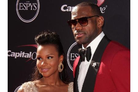 Unter den Stars gibt es aber auch Teenie-Väter. Basketball-Superstar LeBron James (32) etwa wurde mit 19 Jahren zum ersten M...