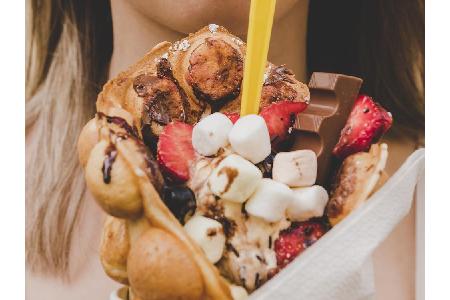 Egg Waffles stammen aus Hongkong und sind DER Schrei in Eisdielen rund um den Globus. Die fluffigen Waffeln werden mit Eis g... Egg Waffles stammen aus Hongkong und sind DER Schrei in Eisdielen rund um den Globus. Die fluffigen Waffeln werden mit Eis g...