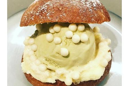 Wem das Waffel-Eis noch nicht ausgefallen genug ist, kann den Eis-Burger (gibt's schon in Köln, München und Bochum) ausprobi...