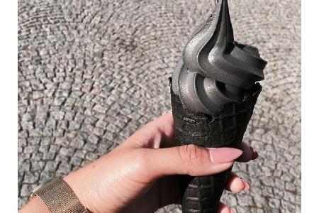 Auf den ersten Blick sieht schwarzes Eis gewöhnungsbedürftig aus. Aber keine Sorge, die Farbe stammt lediglich von schwarzer...
