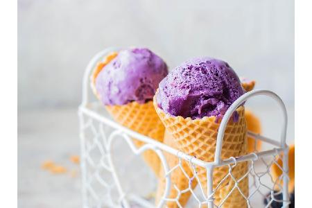 Neben schwarzem Eis ist auch lila gerade in! Dahinter verbirgt sich die violette Ube-Wurzel, die ursprünglich von den Philip...