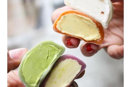 Für Figurbewusste ist Mochi-Eis aus Japan ideal. Dabei handelt es sich um vegane Reiskuchen, die mit leckerer Eiscreme auf K...