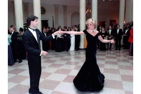 Legendär wurde jedoch Dianas Tanz mit John Travolta zu einem Medley seines Kult-Tanzfilms 
