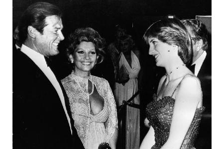 Während ihre Zeit als Prinzessin von Wales an der Seite von Prinz Charles besuchte Diana auch zahlreiche Filmpremieren. Natü...
