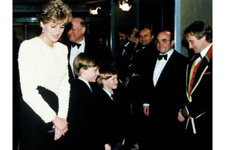 Gemeinsam mit ihren Söhnen William und Harry begrüßte Diana 1992 die Stars des Peter-Pan-Films 