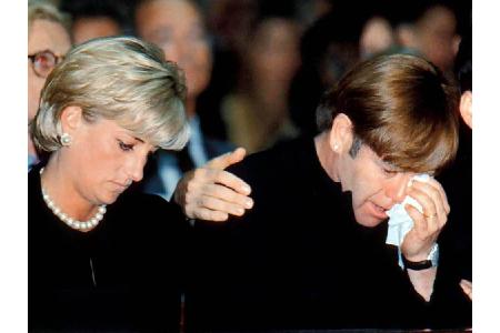 Mit einigen Stars verband Diana auch eine innige Freundschaft. Gemeinsam mit Elton John weinte sie etwa bei der Beerdigung d...