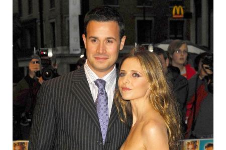 Ob Freddie Prinze Jr. seine Sarah Michelle Gellar schon damals beschützt hat? Immerhin lernten sich die beiden bei den Dreha...