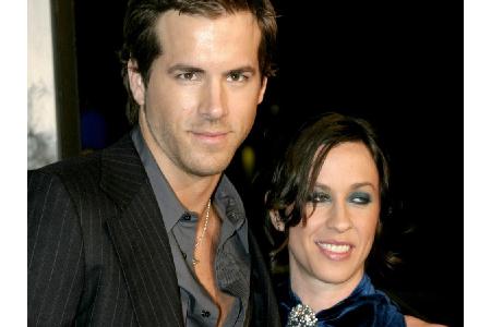 Von 2002 bis 2007 waren Ryan Reynolds (40) und die Sängerin Alanis Morissette (43) ein Paar. Danach heiratete der Schauspiel...