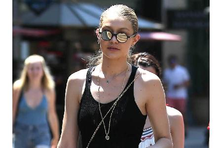 Gigi Hadid macht beim Shoppingtrip auf hippe Metal-Braut: Die Kombination aus bauchfreiem Tanktop und High-Waist-Hose steht ...