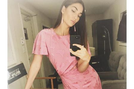 Lily Aldridge setzt zwar auch auf Rosa, allerdings auf einen sexy Beinschlitz statt Mega-Dekolleté.