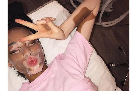 Das Model-Leben ist kein Zuckerschlecken: Die Kanadierin Winnie Harlow (23) erholt sich von den anstrengenden Reisen am lieb...