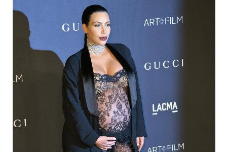 Auch Schwangere können sexy sein! Kim Kardashian hüllte - wie sollte es anders sein - ihren Bauch in einen Hauch von Nichts.