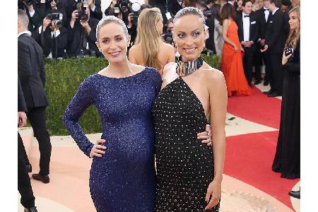 Doppelt schwanger, doppelt schön! Emily Blunt und Olivia Wilde trafen sich 2016 mit ihren Babybäuchen auf dem roten Teppich.