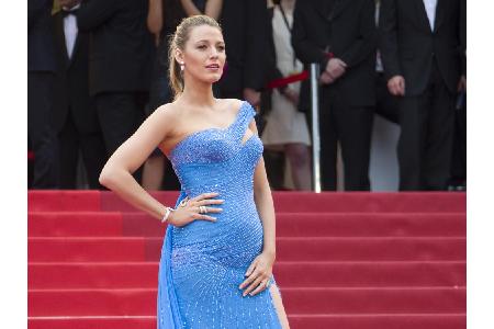 Es muss nicht immer kaschierendes Schwarz sein: Schauspielerin Blake Lively betonte ihren kleinen Bauch in strahlendem Himme...