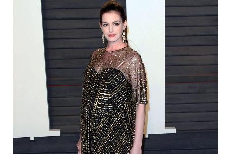 Anne Hathaway zeigte sich 2016 hochschwanger in edler Robe, besetzt mit glamourösen Knöpfen in Gold.