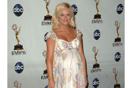 Amy Poehler mag es wiederum etwas schlichter - das helle Kleid mit dezentem Muster umspielte ihren Babybauch perfekt.