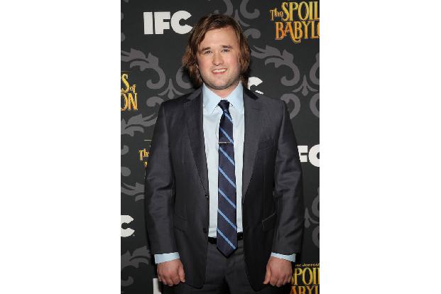...optisch nicht wirklich von seinem kindlichen Gesicht verabschieden können. Auch mit 25 sieht Haley Joel Osment noch immer...