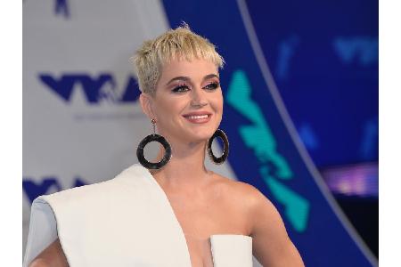 ...Pop-Star Katy Perry (33) tritt unter einem Alias auf. Katheryn Elizabeth Hudson ist der echte Name der Sängerin. Das würd...
