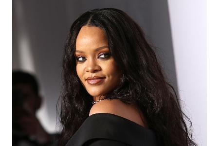 Denn der Geburtsname des 29-jährigen R'n'B-Megastars lautet Robyn Rihanna Fenty. Der Weg zum Künstlernamen war bei der Sänge...