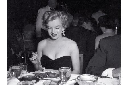 Auch die viel zu früh verstorbene Schauspielerin und Sängerin Norma Jeane Mortenson (1926-1962) bediente sich eines Künstler...