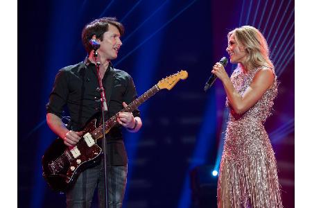 Auch Singer-Songwriter James Blunt trällert mit Helene Fischer ein Lied.