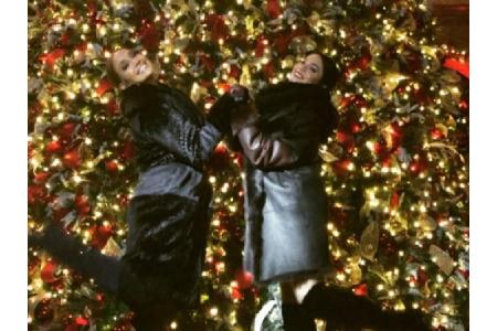 Vanessa Hudgens posiert auf diesem Schnappschuss mit Jennifer Lopez vor einem glamourös geschmückten Weihnachtsbaum. Die bei...