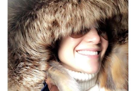 Jennifer Lopez trägt zu der kalten Jahreszeit vor Weihnachten einen Wintermantel mit kuscheligem Kapuzen-Fell. Der hält best...