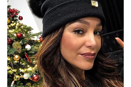 Vor dem Christbaum posierend schreibt TV-Star Verona Pooth ihren Fans: 
