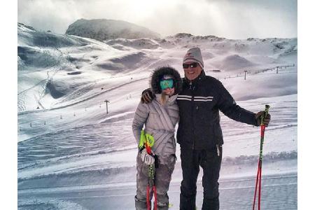 Die US-amerikanische Skirennläuferin Lindsey Vonn genießt ein paar winterliche Tage mit ihrem Dad beim Skifahren.
