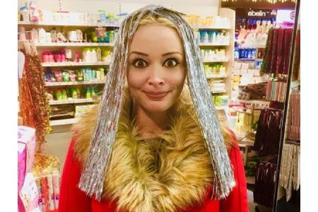 Daniela Katzenberger witzelt mit Lametta auf dem Kopf und schreibt zu dem Bild: 