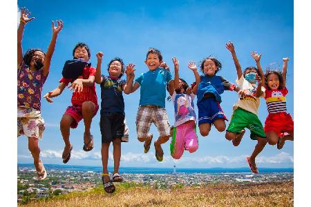 Kinder auf den Philippinen müssen hingegen in der Sekunde des Jahreswechsels möglichst hoch in die Luft springen. Dieser alt...