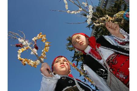 Ein paar sanfte Hiebe mit der Rute gibt es Bulgarien. Kinder ziehen mit einer sogenannten 