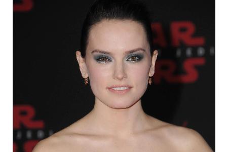 Wenige strahlten auf dem roten Teppich ähnlich hell wie Rey-Darstellerin Daisy Ridley (25). Natürlich hatten sich aber auch ... Wenige strahlten auf dem roten Teppich ähnlich hell wie Rey-Darstellerin Daisy Ridley (25). Natürlich hatten sich aber auch ...