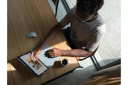 So eignet sich das Surface Pro nicht nur für daheim und unterwegs, sondern kann auch im Office-Betrieb punkten.