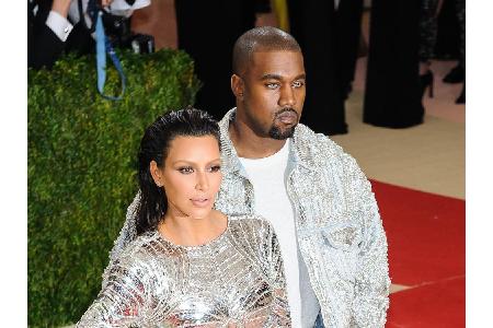 Tochter North West und Sohn Saint West sollen noch ein Geschwisterchen bekommen. Aus gesundheitlichen Gründen kann Kim Karda... Tochter North West und Sohn Saint West sollen noch ein Geschwisterchen bekommen. Aus gesundheitlichen Gründen kann Kim Karda...
