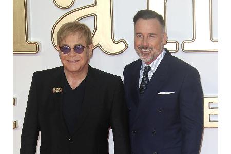 Homosexuelle Paare können bekanntermaßen auf natürlichem Weg keine Kinder bekommen. Sir Elton John (70) und sein Mann David ...