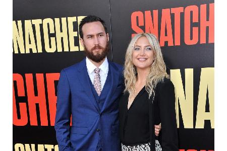 Total verknallt zeigten sich Schauspielerin Kate Hudson und ihr neuer Freund Danny Fujikawa erstmals im Mai bei der Filmprem...