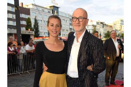 Schauspieler Peter Lohmeyer hat seit April 2017 wieder offiziell eine neue Frau an seiner Seite. Die Glückliche ist die 25 J...
