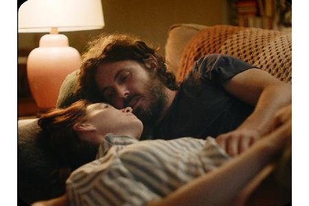 Es geschieht plötzlich und unerwartet. C (Casey Affleck) kommt bei einem Autounfall ums Leben. Doch kurz darauf kehrt sein G...