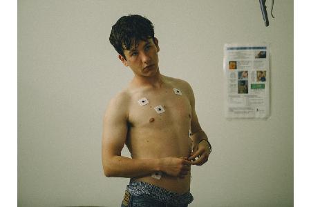 Doch unter der makellosen Oberfläche beginnt es zu brodeln, als der 16-jährige Halbwaise Martin (Barry Keoghan) auftaucht. D...