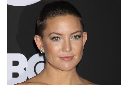 Kaum wiederzuerkennen: Kate Hudson (38) rasierte sich die Haare für ihre Rolle in Sängerin Sias (41) Film Kaum wiederzuerkennen: Kate Hudson (38) rasierte sich die Haare für ihre Rolle in Sängerin Sias (41) Film