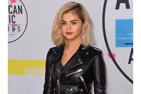 Doch das änderte die Sängerin. Bei den American Music Awards 2017 zeigte sie der Welt ihren stylischen blonden Long Bob.