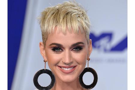 ... denn ihre Haare mussten ebenfalls dranglauben. Katy rockt ihre freche Kurzhaarfrisur und neue Farbe bei den MTV Video Mu...