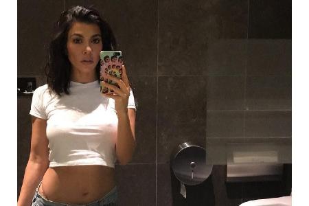 Doch das war einmal! Kourtney überraschte uns mit einem Spiegel-Selfie und ihrem neuen kurzen Haarschnitt.