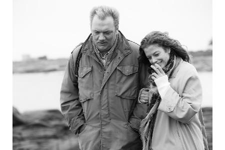 Der von Romy Schneider geschätzte Fotograf Robert Lebeck (Charly Hübner) liefert die dazugehörige Fotostrecke. Aus dem gepla...